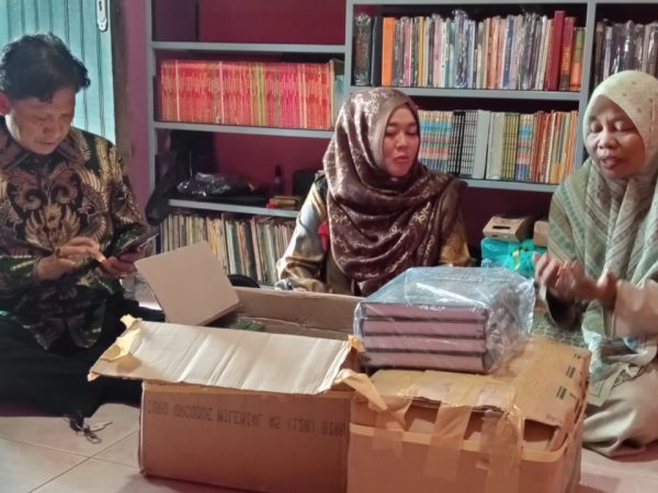 Pasangan Dermawan Wakafkan 30 Mushaf Al-Qur'an untuk TPQ As Safrina