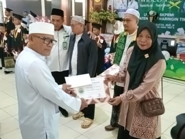 As Safrina Pecahkan Rekor! Terbanyak di Wisuda Santri, Tepuk Tangan dan Sorakan Menggema!