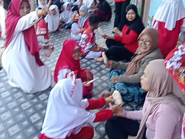 Hari Kedua Semarak HUT RI ke 81: RA As Safrina Gelar Tiga Lomba Seru, Uji Konsentrasi hingga Kekompakan Ibu dan Anak