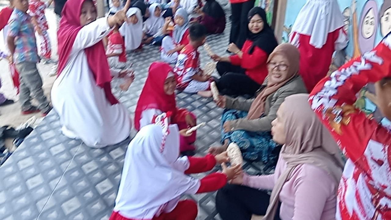 Hari Kedua Semarak HUT RI ke 81: RA As Safrina Gelar Tiga Lomba Seru, Uji Konsentrasi hingga Kekompakan Ibu dan Anak
